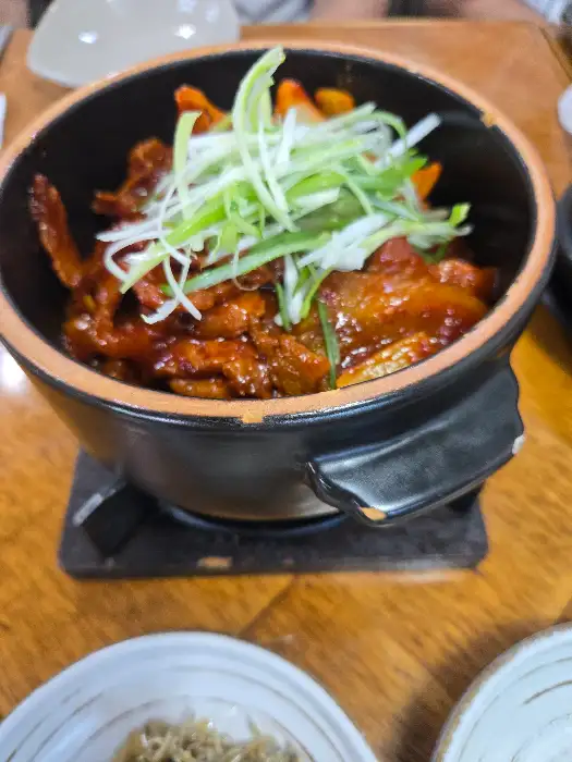 뚝배기에 담겨 나온 제육볶음