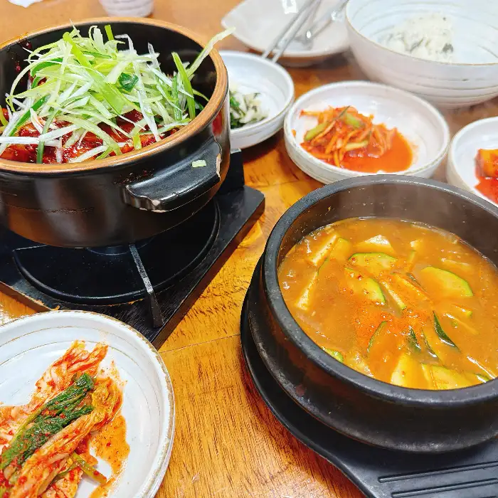 된장찌개와 제육볶음, 곤드레밥이 함께 차려진 모습