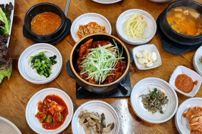 다양한 반찬과 메인 요리가 차려진 식사 테이블