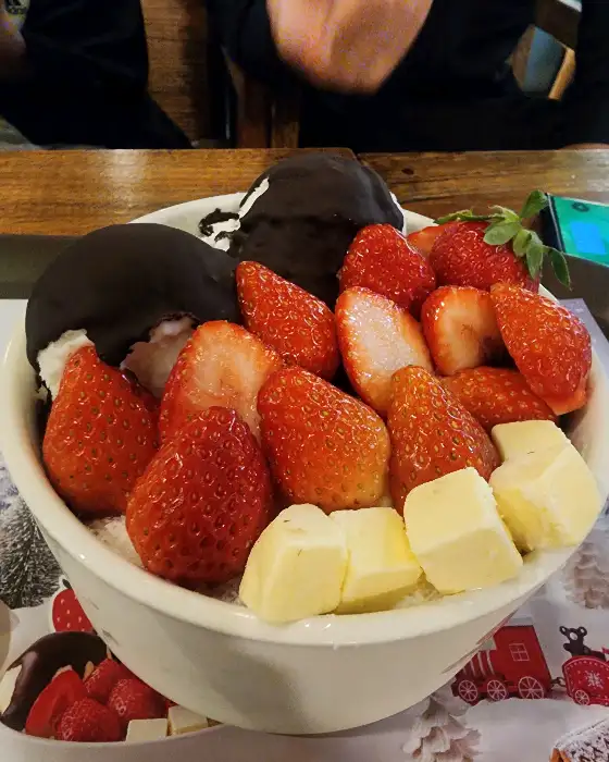 딸기와 아이스크림, 초콜릿이 어우러진 빙수
