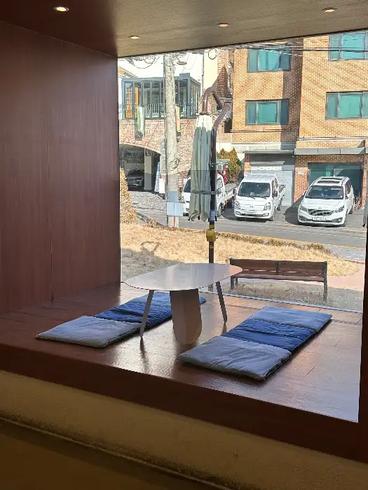 창가 자리에서 바라본 바깥 풍경과 내부 테이블