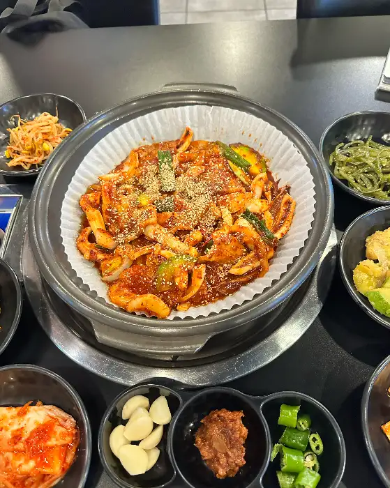 치즈와 채소가 곁들여진 볶음밥