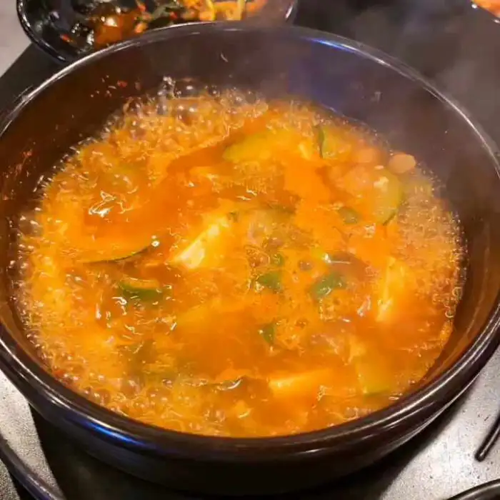 뜨겁게 끓고 있는 순두부찌개