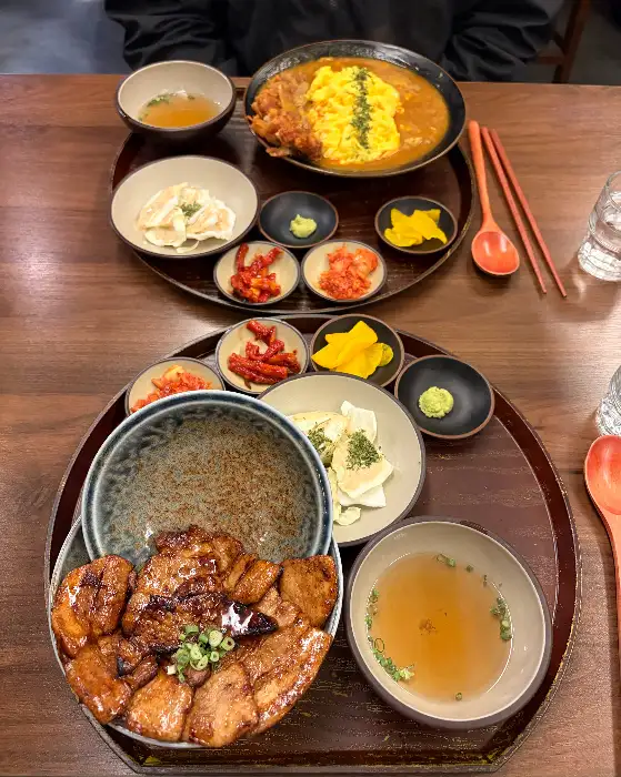 푸짐한 숯불 부타동 정식