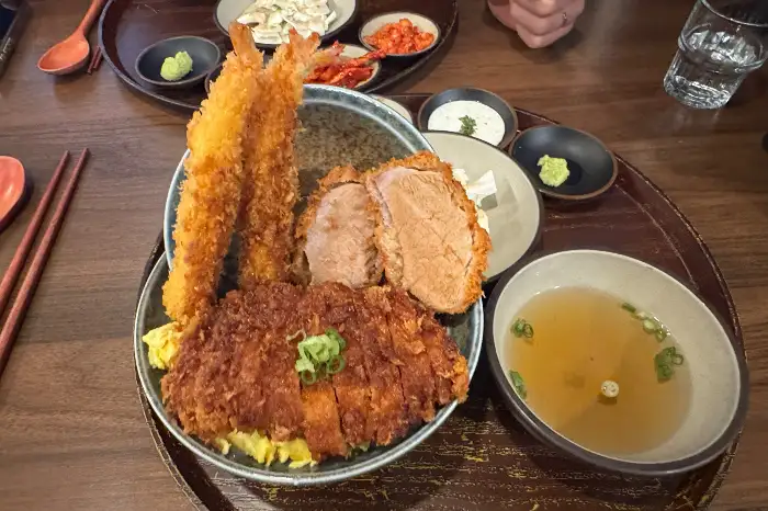 푸짐한 모둠 카츠동과 튀김