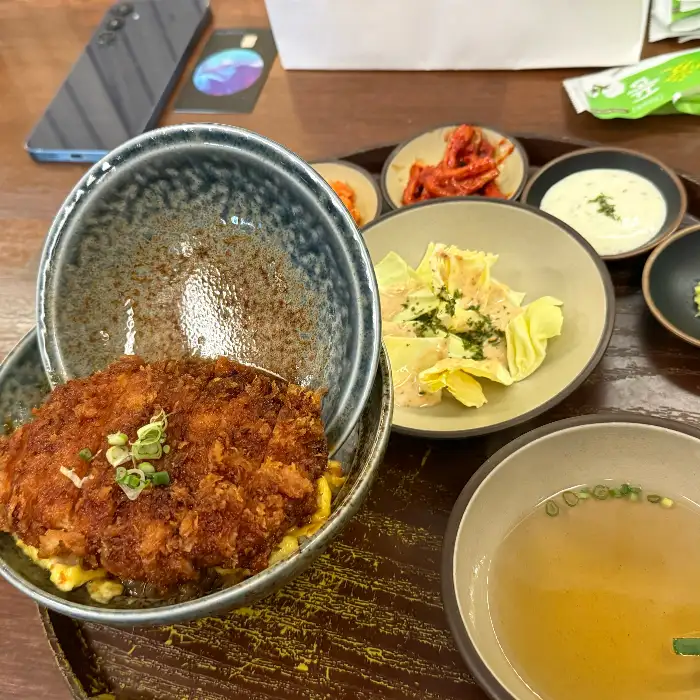 카츠동과 샐러드, 국물