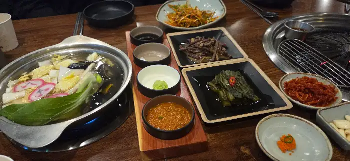 다양한 밑반찬과 찌개가 차려진 식탁 모습