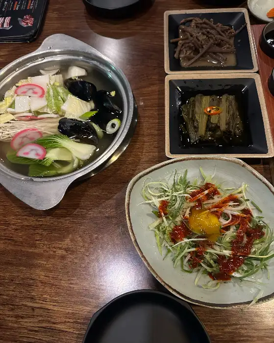 다양한 반찬과 찌개가 정갈하게 차려진 모습