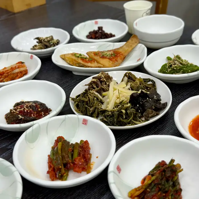 테이블에 차려진 여러 반찬들