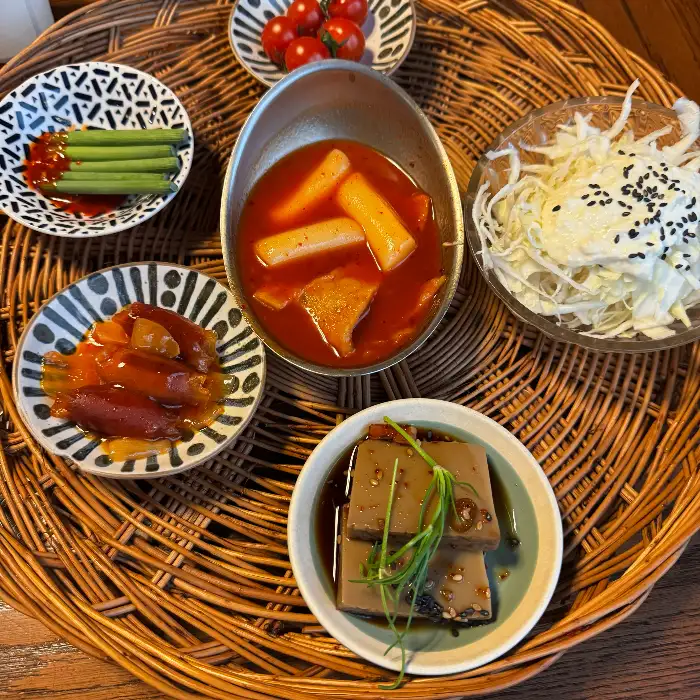 다양한 종류의 반찬이 담긴 접시