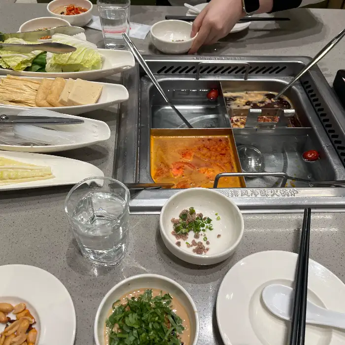 훠궈 탕과 재료들