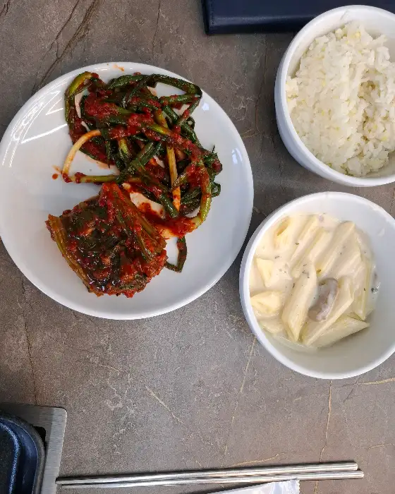 밥과 떡볶이, 그리고 샐러드바 메뉴