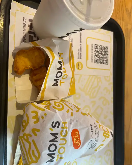 맘스터치 시그니처 버거가 포장되어 있다.