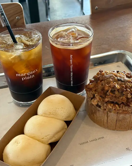 트레이에 담긴 빵과 커피.