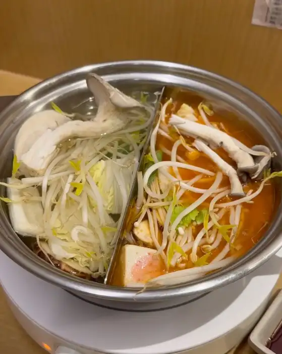 알록달록 신선한 채소와 버섯, 맑은 육수의 조화
