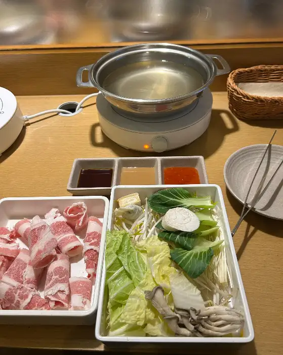 곱게 말린 신선한 고기 덩어리들