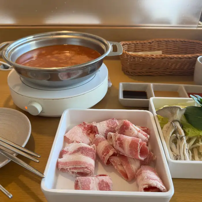 끓고 있는 샤브샤브 냄비와 신선한 고기