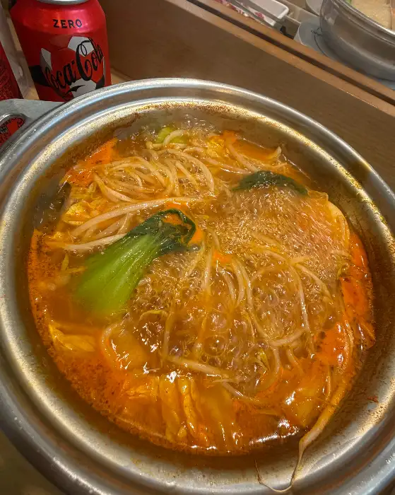 얼큰한 육수의 샤브샤브에 익어가는 채소와 면