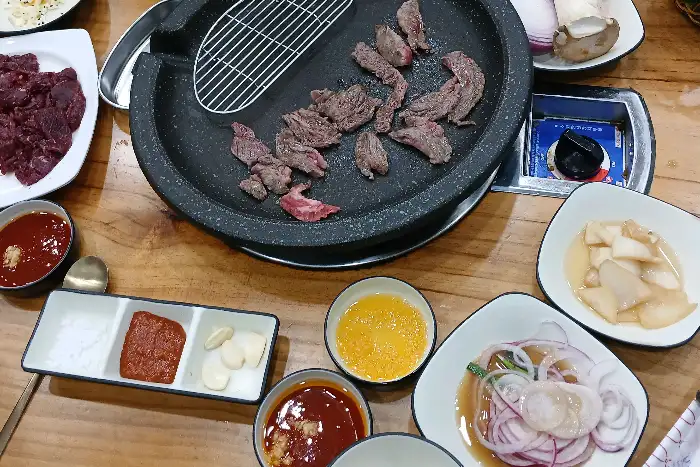 불판 위에서 구워지는 한우