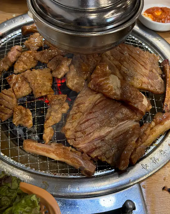 갈비살, 꽃갈비, 이동갈비가 숯불 위에서 맛있게 구워지고 있는 모습