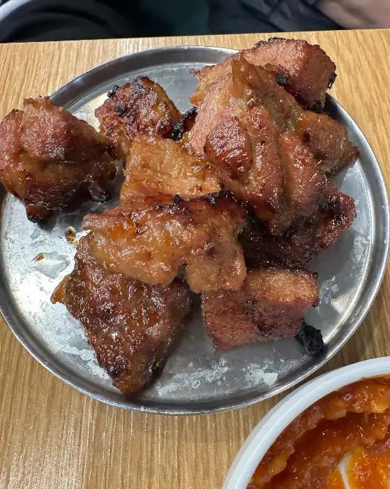 접시에 담긴 먹음직스러운 양념 갈비 조각들