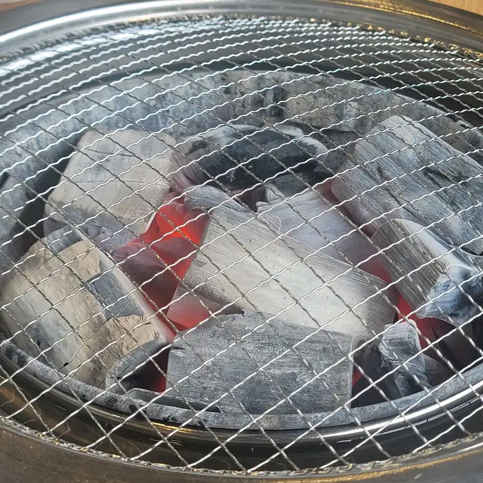불타는 숯이 가득 담긴 석쇠