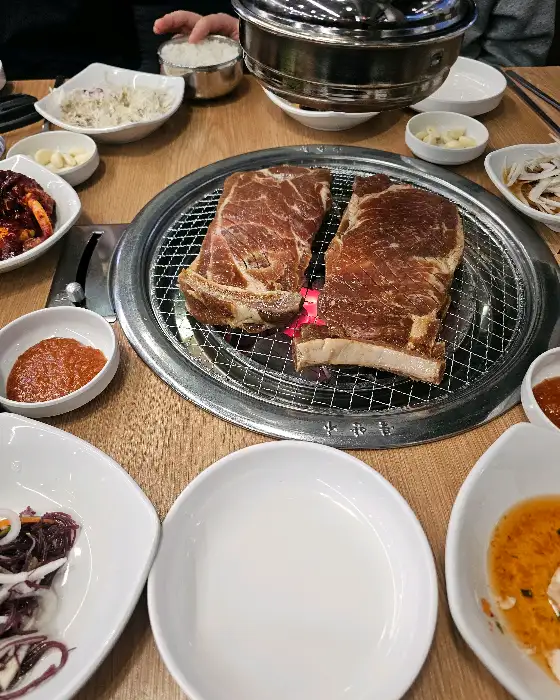 숯불 위에서 익어가고 있는 두툼한 갈비