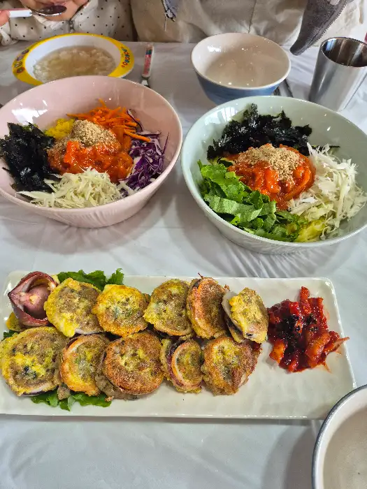 회국수, 홍게 비빔밥, 오징어 순대가 함께 나온 상차림