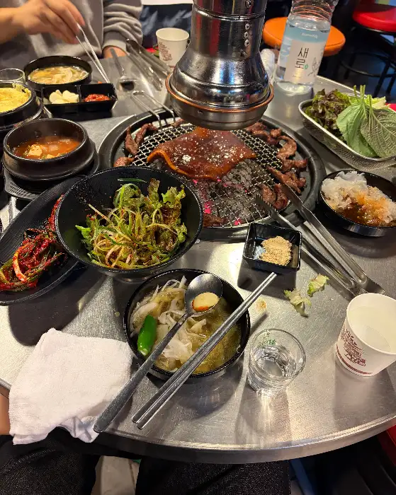 테이블 가득 차려진 다양한 고기와 곁들임 메뉴들