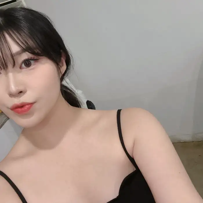 테이블 위 셋팅된 파스타와 빵, 그리고 음료. 푸짐하고 먹음직스러운 모습입니다.