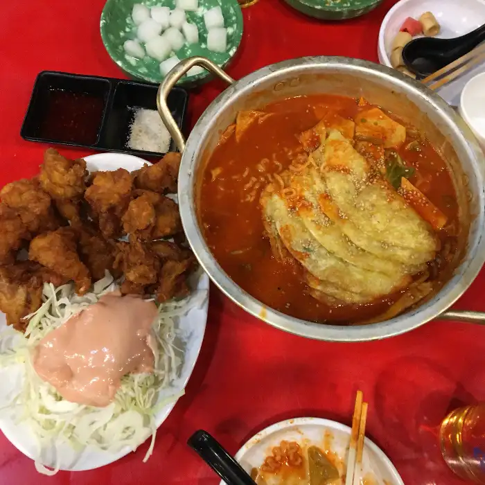 매콤한 닭도리탕과 바삭한 치킨