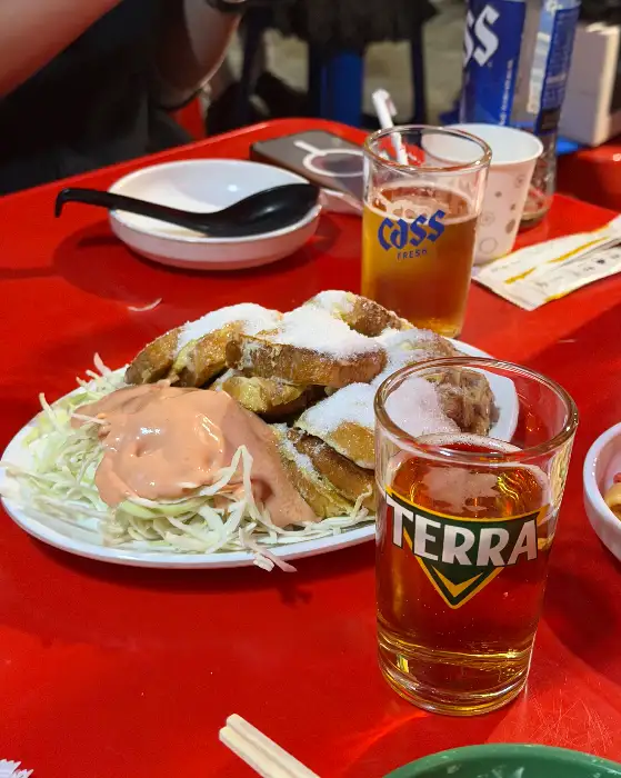 테이블에 놓인 치킨과 맥주