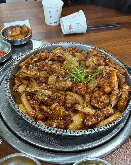 김천 윤가네촌돼지 돼지김치구이 근접샷