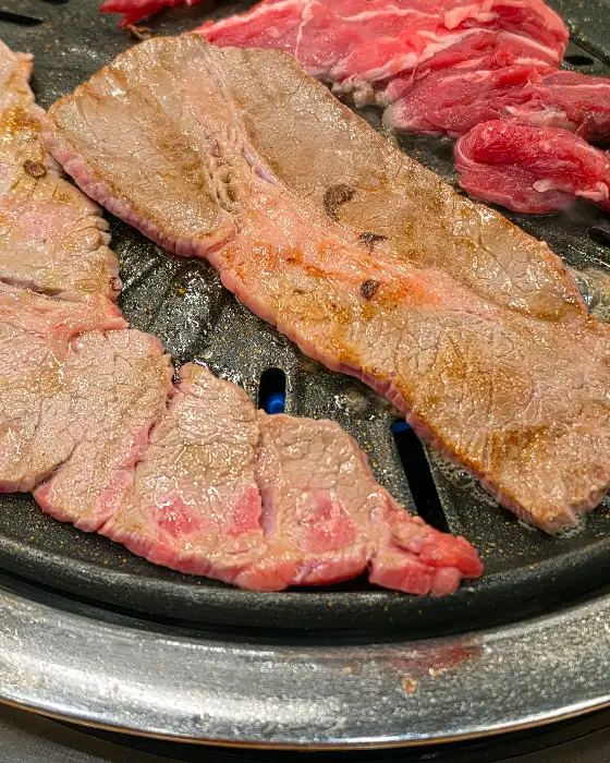 불판에서 구워지는 소고기
