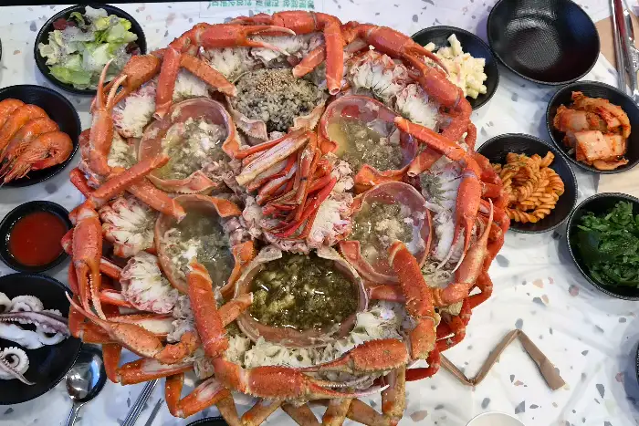 게딱지에 밥 비벼먹는 모습