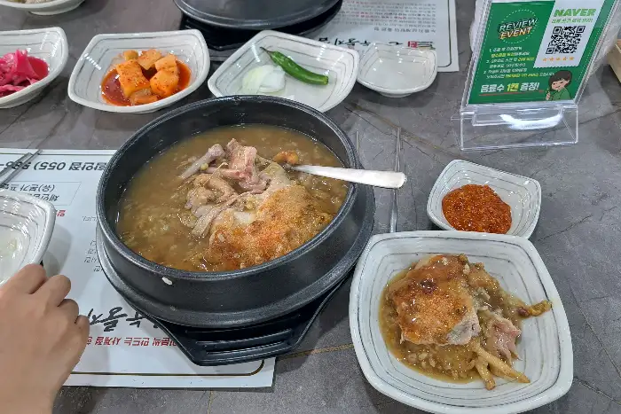 누룽지 삼계탕을 덜어 먹는 모습