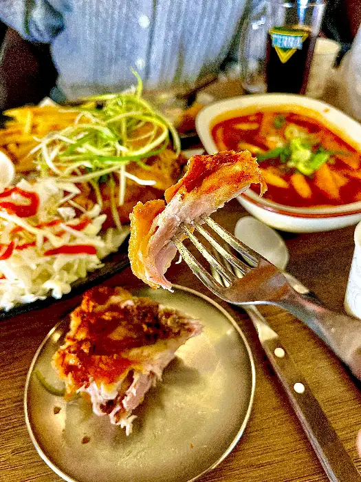 포크로 찍어 맛보는 치킨 한 조각