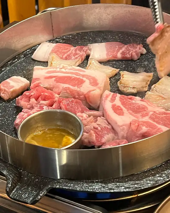 직원이 고기를 정성껏 구워주는 모습