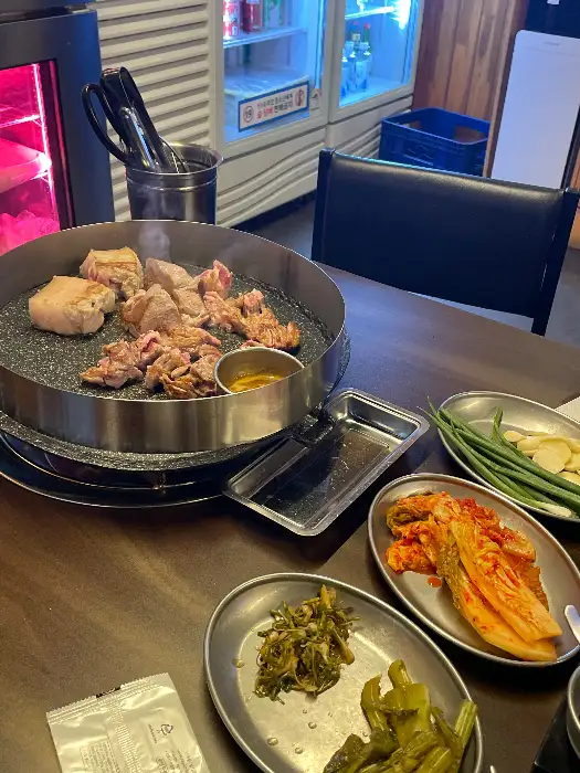 잘 구워진 고기, 김치, 파채 등이 함께 나온 플레이트