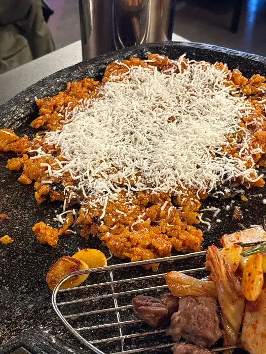 볶음밥 위에 치즈를 듬뿍 올린 모습
