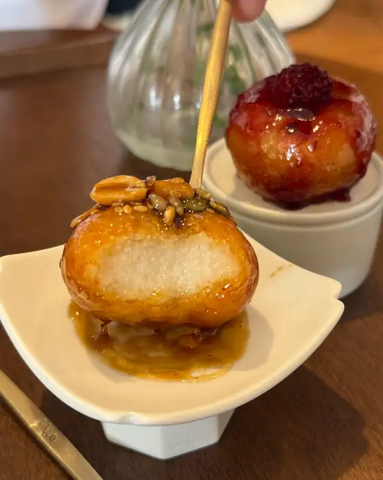 나무 꼬치로 개성주악을 집어드는 모습