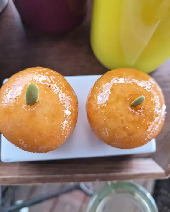 두 개의 앙증맞은 주악 위에 잣이 올려진 모습
