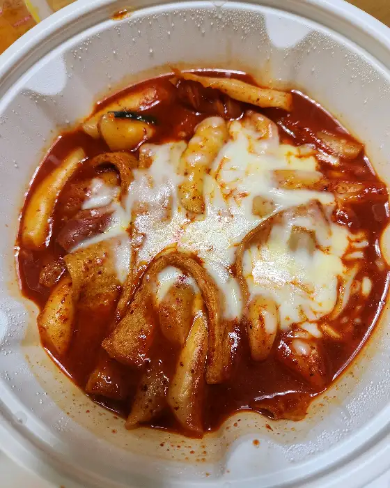 치즈 듬뿍 얹은 떡볶이
