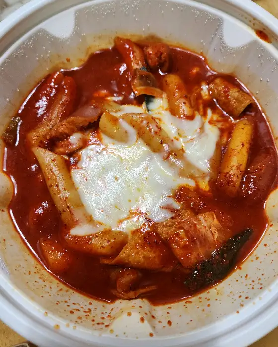 치즈가 녹아내린 떡볶이