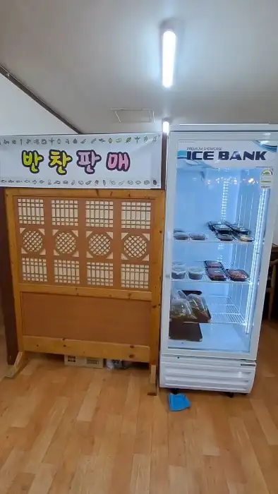 봉화나물밥 내부 입구 찬장 및 냉장고