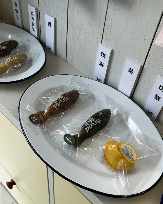 포장된 멸치 모양 빵과 하트 모양 빵
