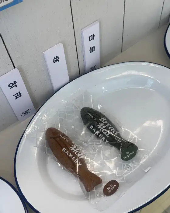 포장된 멸치 모양 빵과 하트 모양 빵, 그리고 이름표