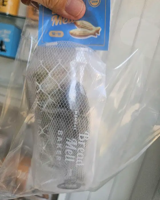 손이 빵 봉투를 들고 있는 모습
