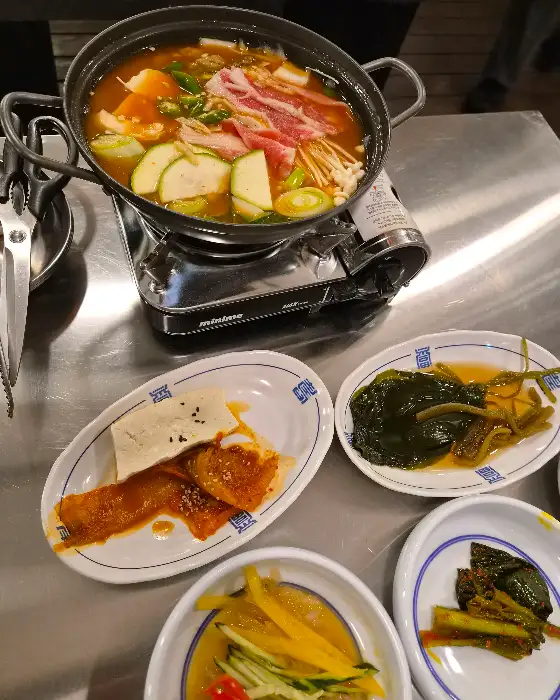 된장찌개가 끓고 있는 냄비와 곁들임 반찬들