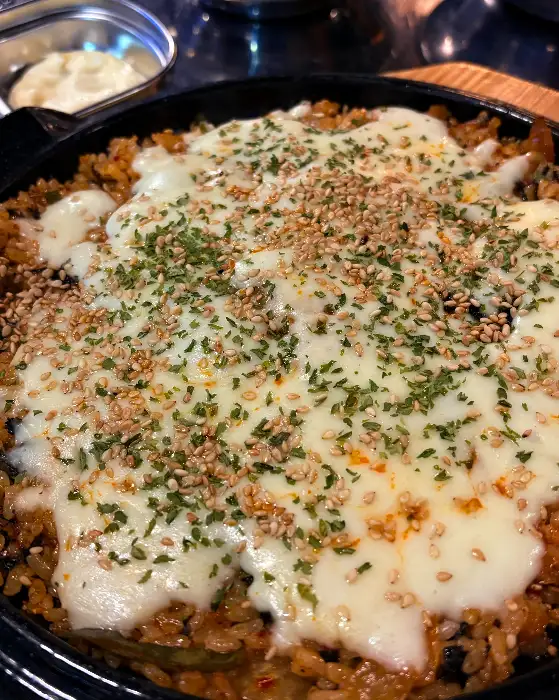 치즈와 김가루, 참깨가 뿌려진 볶음밥